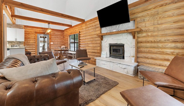 Newly Renovated 4/3 Cabin, 65"TV, Hot Tub, Firepit