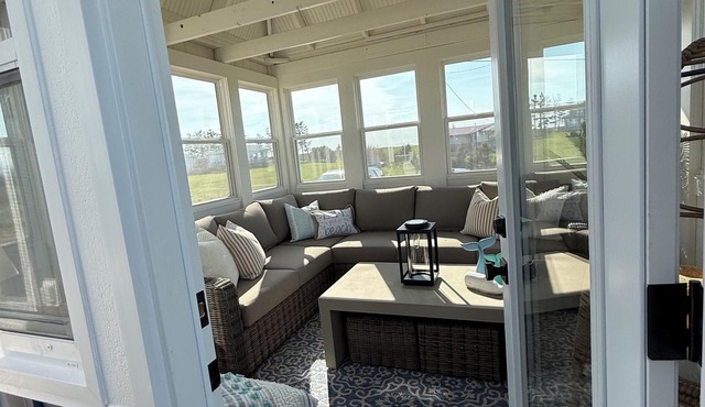 Newly Renovated 4-bedroom Cottage with AC, 4 Minute Walk To The Beach!