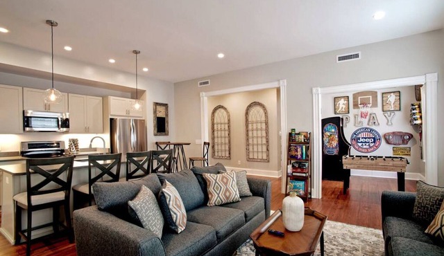 Newly Renovated 4 bed 3 bath & 2 Parking Spots