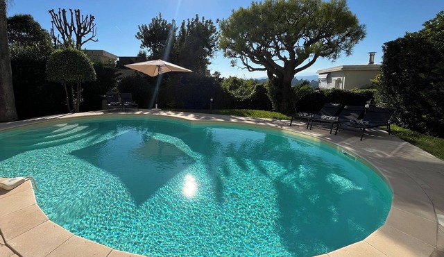 Newly renovated 4 bed villa with pool, aircon, walk into Nice port and promenade