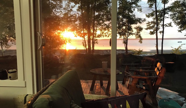 Newly Renovated 4 Bedcottage on the Ottawa River with Sandy Beaches & Warm Water