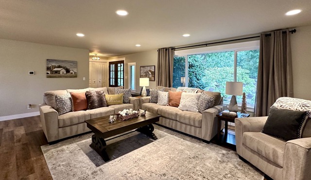 Newly Renovated 4 Bedroom, Quiet Country Home on 5 Acres in Edgewood, Sleeps 8