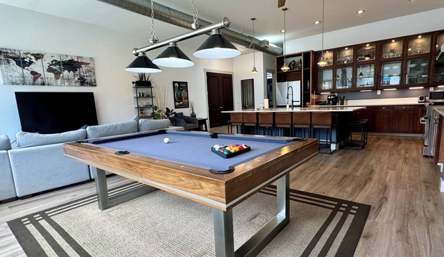 Newly Renovated 4 Bedroom Loft & Private Balcony