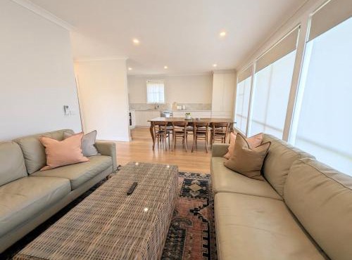 Newly renovated 4 mins from beach and main street