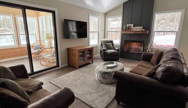 Newly renovated 4 season cozy 3 bedroom cottage steps from Lake Winnipeg