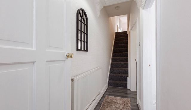 Newly renovated 4bed - Free parking - City Links