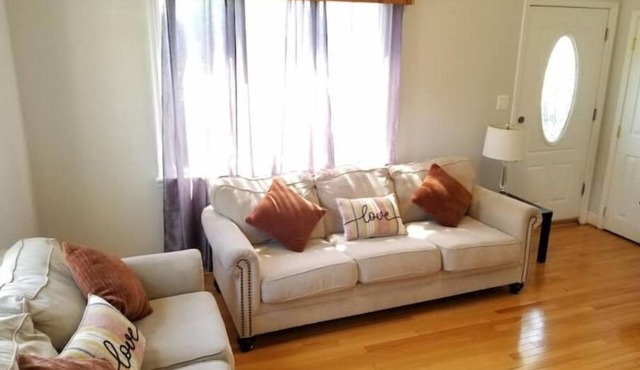 Newly Renovated 5 Bedroom Home With Free Parking