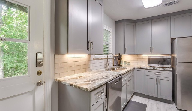 Newly Renovated, 5 minutes from Dickies Arena, 9 minutes to downtown and TCU