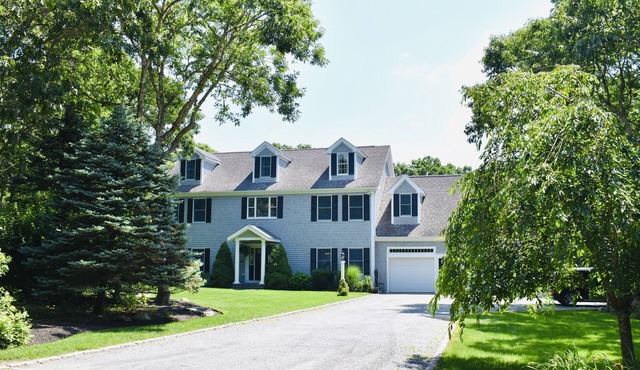 NEWLY RENOVATED! 5-Star, Edgartown Colonial with Central AC