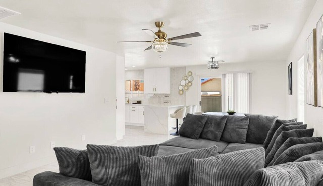 Newly Renovated 5BR Escape – Near Strip & Airport!