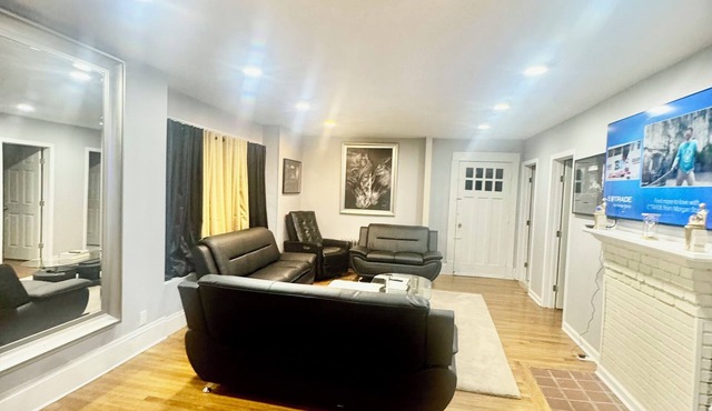 Newly renovated 6-bedroom 2bath single family house.