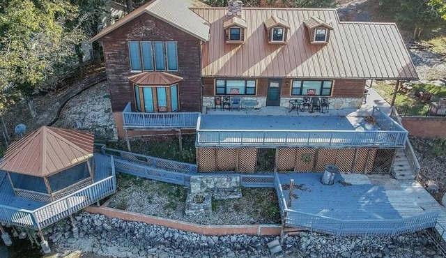 Newly Renovated 7 Bedroom Lakefront Vacation Home