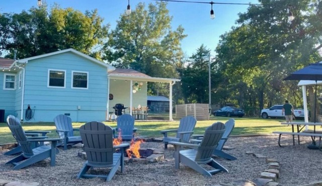 Newly Renovated Amazing Lake Retreat! Sleeps 11- Walk to Water & Boat Ramp!