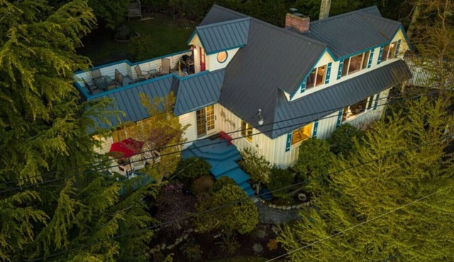 NEWLY Renovated Anchor House | Rooftop Patio | Pet Friendly | 3min Walk to Beach