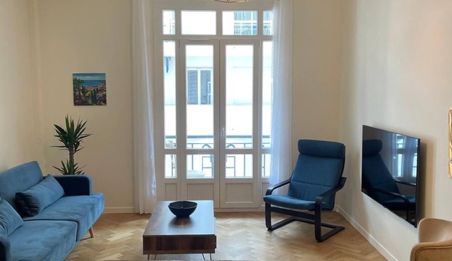 Newly renovated apartment in Nice- with AC and 10 min walk to the beach!