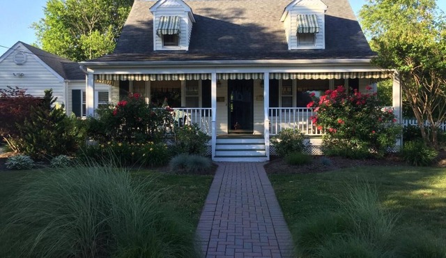 Newly Renovated Beach Cottage-4 Blocks to Beach, 5 Beach Badges & Outdoor Shower