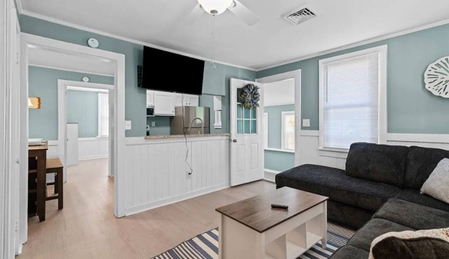 Newly-Renovated Beach Bungalow-Walk to Beach