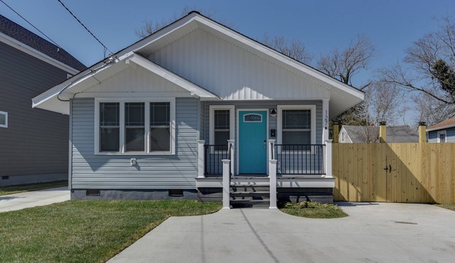 Newly Renovated Beach Rancher - Walk to the Beach!