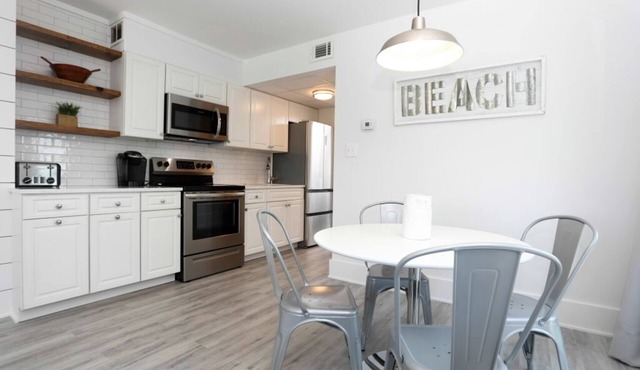 Newly renovated Beach Block Condo with Pool