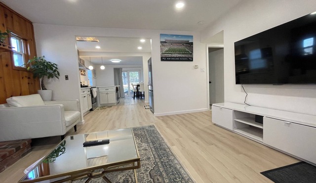 Newly Renovated beautiful 3-Bed 2-Bath Home with Easy Airport Access