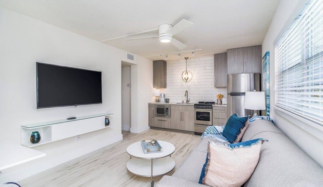 NEWLY Renovated Boutique, Modern Apt by the Beach! - Unit G