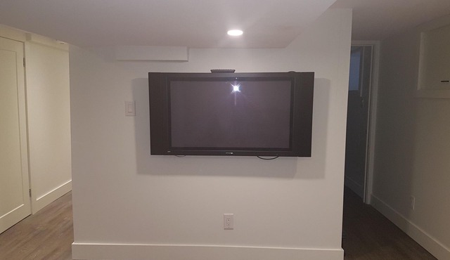 Newly renovated, bright 1bdrm, sleeps 4 basement suite. Kitchen, Wifi, Netflix