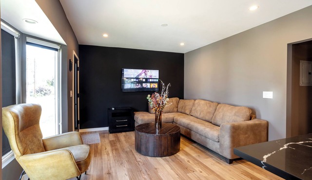 NEWLY Renovated bungalow with *FREE parking*!