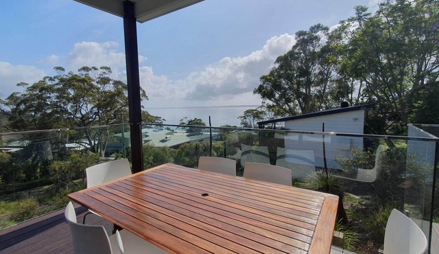 Newly Renovated - Bush Retreat by the Beach