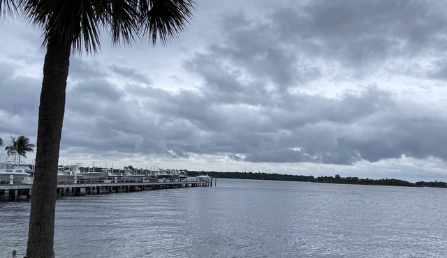 Newly renovated cottage located few houses from intercoastal