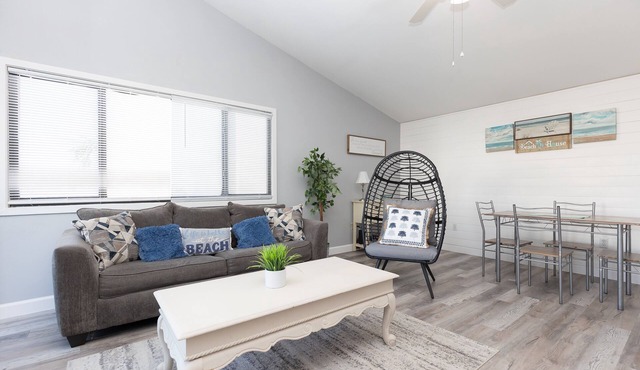 Newly Renovated Cozy Condo, 3 Minute walk to the Beach