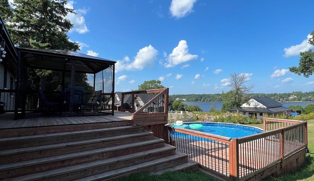 Newly renovated chalet with access to the water, 30 minutes from Montreal