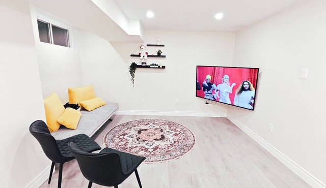 Newly renovated stylish 3B3B basement suite with full kitchen