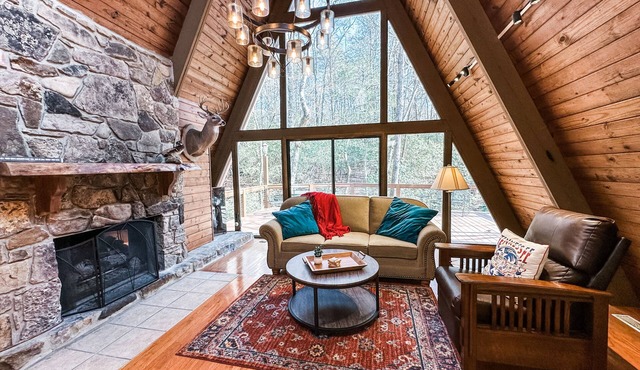 - NEWLY RENOVATED - cabin in gated, mountain community ~ sleeps 6 ~ wifi