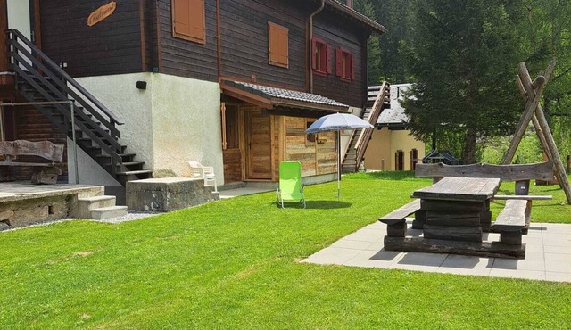 Newly renovated chalet, close to the center, ski slopes and hiking trails.