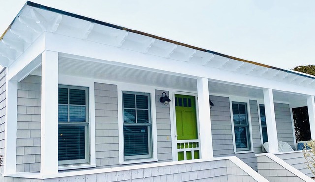 Newly Renovated - Charming Cottage by Easton's Beach