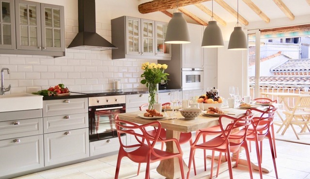 NEWLY RENOVATED Charming apartment with outdoor terrace in old town of Antibes