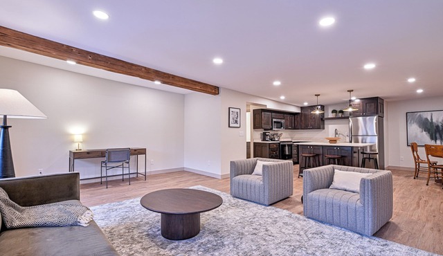 Newly renovated condo downtown - sleeps 6 - enjoy the best of Grand Forks!