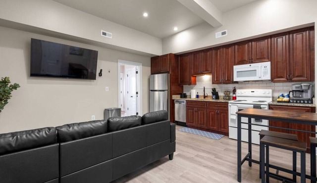 Newly Renovated Condo+2 BR+ Street Parking