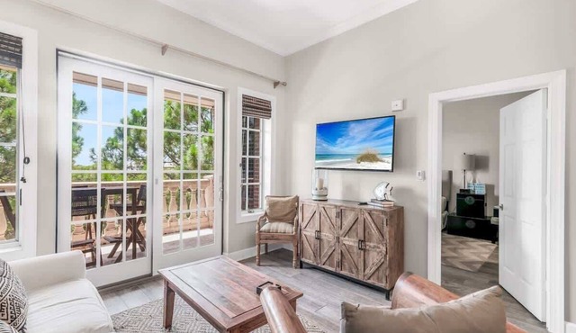 Newly Renovated Condo Above Seacrest Shops, WIFI