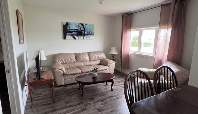 Newly renovated cosy cottage 3 minute walk to the beach.