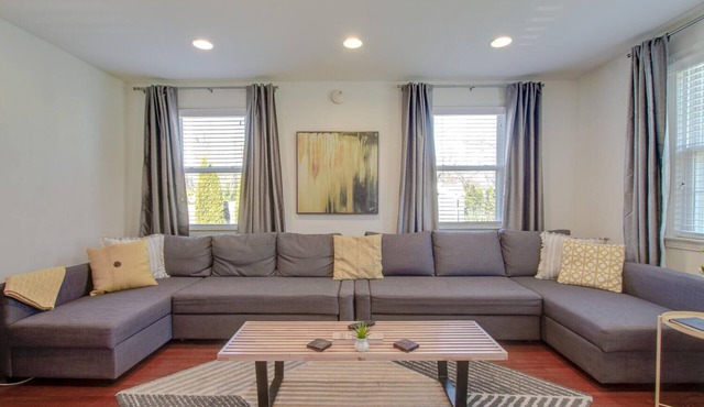 Newly Renovated Cottage Minutes From Downtown!