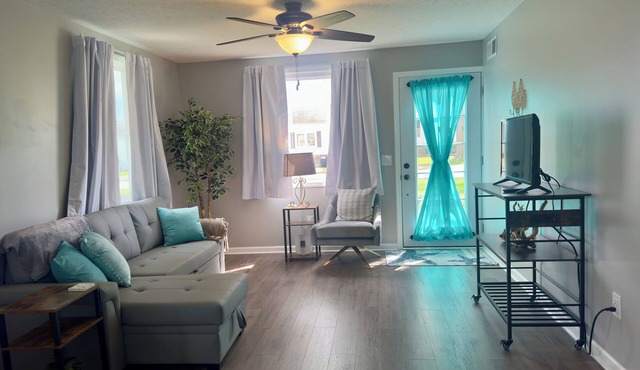 Newly renovated cottage just feet from the shore- pet friendly!