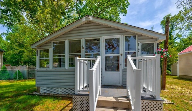 Newly Renovated Cottage Just Blocks to the Delaware Bay!!