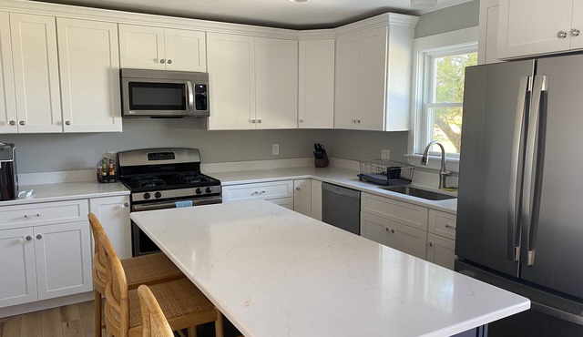 Newly renovated cottage walking distance to the beach!