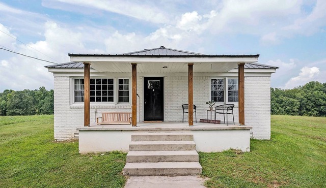 Newly renovated cottage near Dale Hollow Lake!