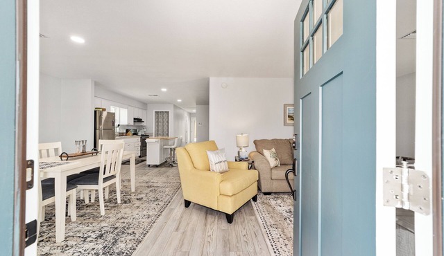 Newly renovated cottage walking distance to downtown Ocala square. Quiet street.