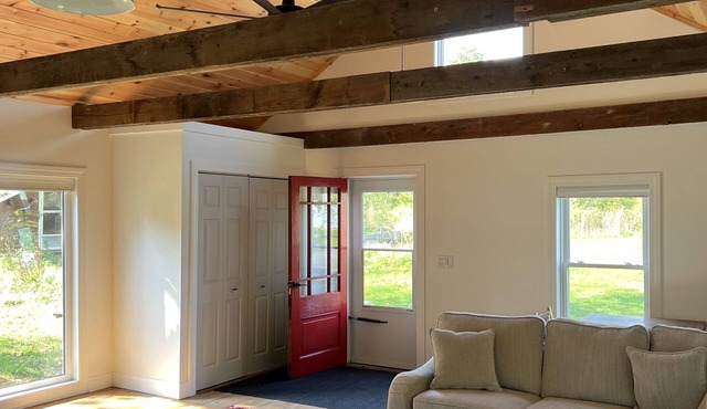 Newly Renovated Country Farmhouse. Great room, Large kitchen, Bright 3 bd/2.5 ba