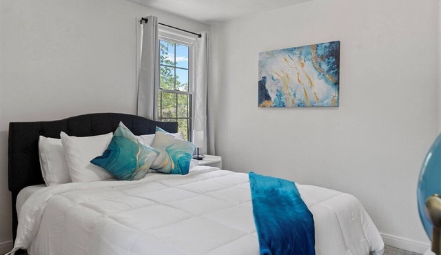 Newly Renovated Cozy 2-bedroom1-bath with a Luxurious Massage Chair