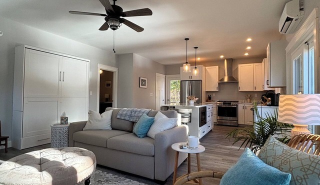Newly renovated, cozy and private directly on the river!