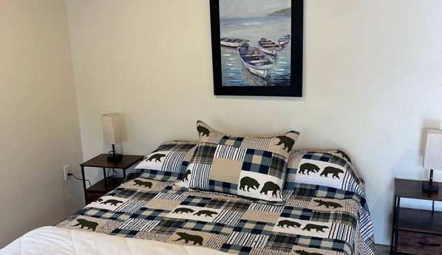 NEWLY RENOVATED! Cozy cabin in peaceful Oscoda with WiFi, AC